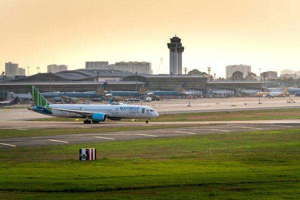 Quelles croisières offrent des excursions pour découvrir les volcans sous-marins dans le Pacifique?